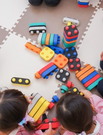 Crianças brincando. Dinâmicas de volta às aulas.