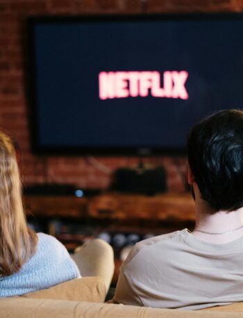 Pessoas sentadas assistindo filme na TV. Filmes sobre professores.