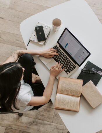Moça estudando no computador. O que fazer quando não entender as aulas no ead.