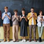 Adolescentes usando o celular. Proibição do uso de celulares nas escolas.