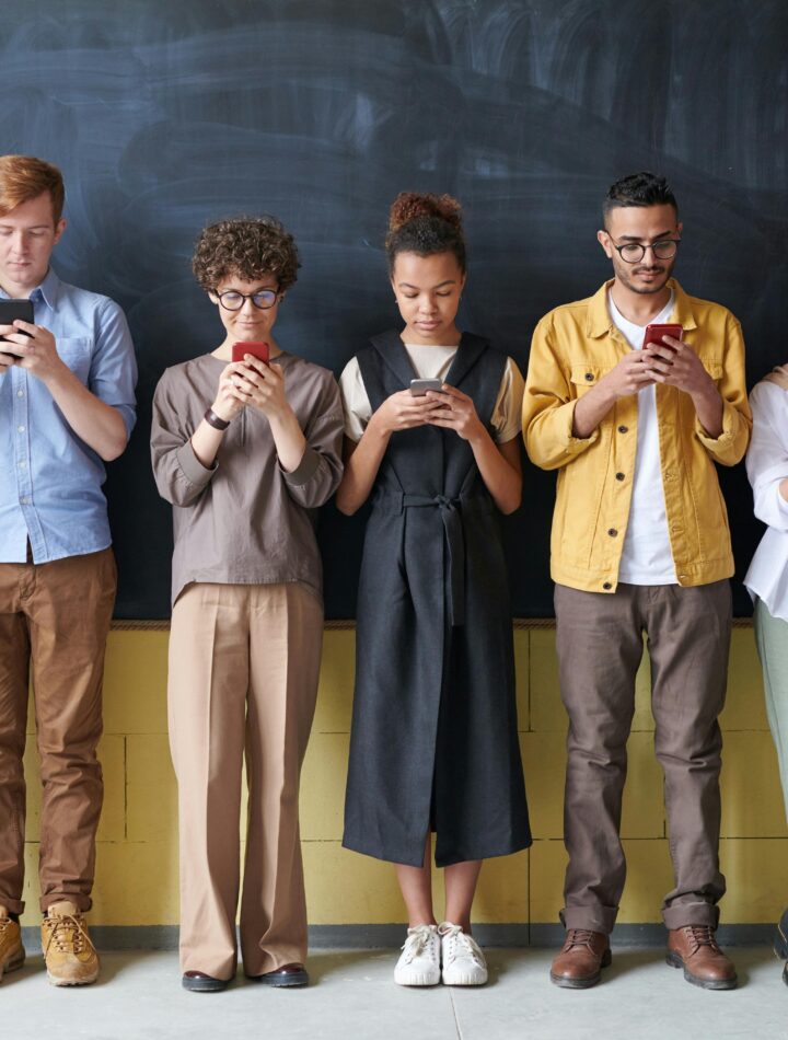 Adolescentes usando o celular. Proibição do uso de celulares nas escolas.